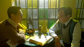 許冠文（右）和梁朝偉（左）有精彩對手戲。（圖／華映提供）