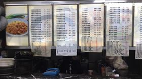 光華商場旁一家老字號蛋炒飯擁有500多種口味，讓顧客看得眼花撩亂。（圖／記者吳康瑋攝）