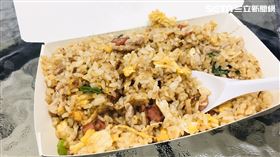 光華商場旁一家老字號蛋炒飯擁有500多種口味，讓顧客看得眼花撩亂。（圖／記者吳康瑋攝）