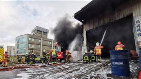 八里輪胎工廠大火。（圖／翻攝畫面）