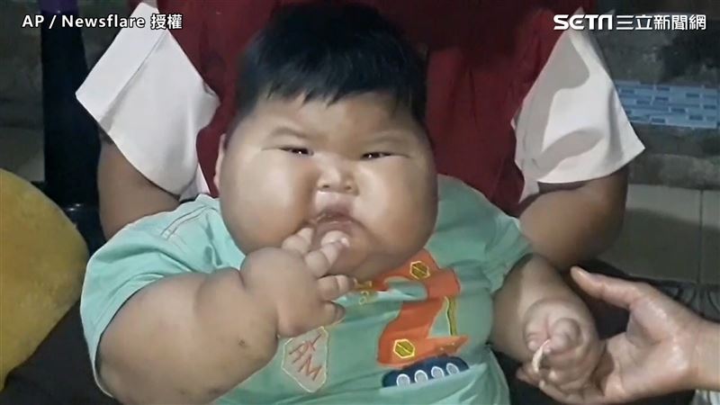 16個月巨嬰已經27公斤！衣服穿41歲爸爸的