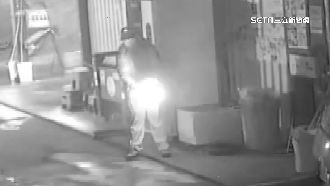 方便當隨便　詭男自助洗車「點火燒垃圾」