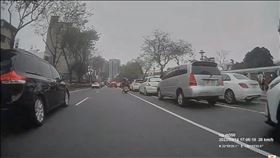 台南,高中,違停,併排,三排,BMW,放學,接送,離譜