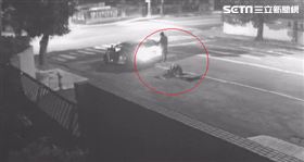 車停路中央「撬人孔蓋偷電纜」　3嫌落網（圖／翻攝畫面）