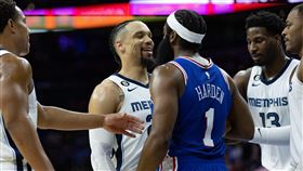 ▲哈登（James Harden）和布魯克斯（Dillon Brooks）險發生衝突。（圖／路透社／達志影像）