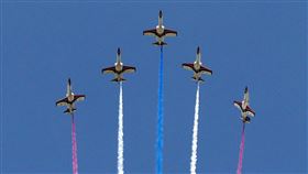 雷虎特技小組大雁隊型衝過總統府上空。（記者邱榮吉/攝影）