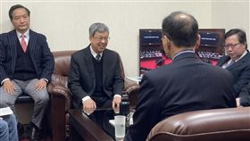 行政院長陳建仁今（24）日赴立法院提出「施政報告並備質詢」上台前先帶領幕僚先到立法院大會主席辦公室作禮貌性拜會。（圖／翻攝游錫堃臉書)