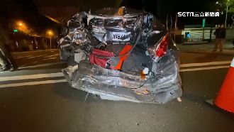 貨車駕駛追撞等紅燈2轎車　車尾面目全非