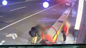 黃姓男子日前，遭2名阿公店女子趁機洗劫身上的5.5萬元。(圖／翻攝畫面)