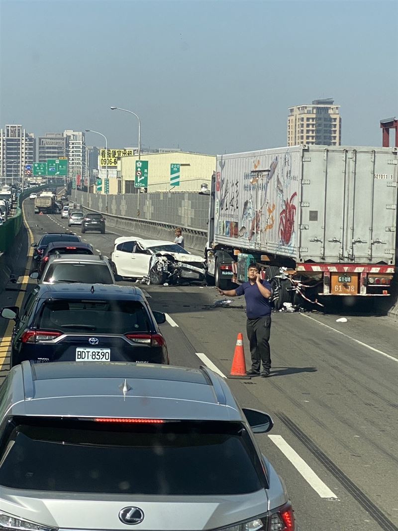 白色小客車遭夾擊整輛車失控，車頭被撞到嚴重變形。（圖／翻攝記者爆料網LINE群）