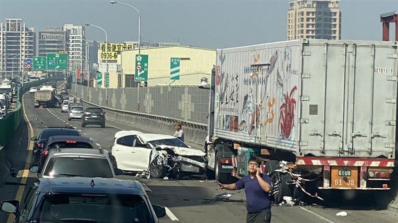轎車未注意車況遭大車夾擊　台88紫爆回堵