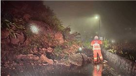 ▲新北市瑞芳區金瓜石地區北34區道今日凌晨發生土石坍方，預計下午才能恢復通行。（圖／翻攝畫面）