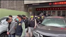 竹聯幫明仁會康姓幹部在苗栗唱歌，期間與一票學生起衝突，雙方還約在校門口談判。（圖／翻攝畫面）