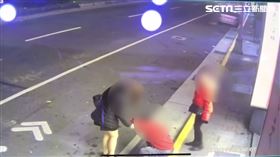 郭姓陸籍女子（黑衣者）也上前與黃翁攀談。（圖／翻攝畫面）