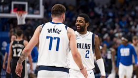 ▲東契奇（Luka Doncic）、厄文（Kyrie Irving）合體後，獨行俠終於贏球。（圖／美聯社／達志影像）