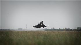 幻象戰機升空 引擎聲震耳欲聾空軍幻象戰機11日執行戰備訓練，由新竹基地升空。中央社記者游凱翔攝  112年1月11日