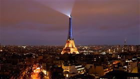 ▲艾菲爾鐵塔投上藍色與黃色燈光紀念俄烏戰爭週年。（圖／路透社／達志影像）