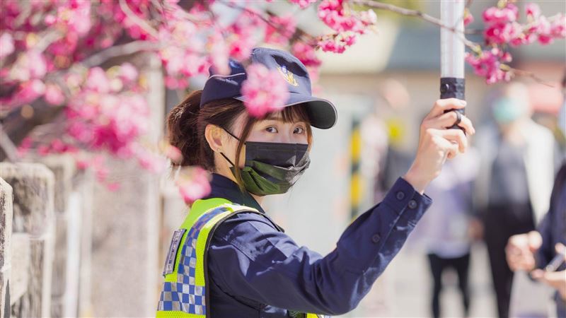 泰安櫻花開中警PO提醒文　女警太美歪樓