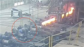 他背對熔爐工作⋯下秒遭炙熱鋼條「爆菊」