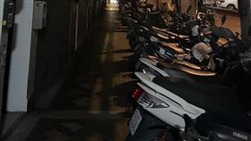 昏暗角落「曾有女生被拖走」居民自主裝燈亮20年…竟遭北市府1理由斷電（圖／翻攝自護理好政-華江里長洪佳君）