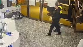 喝咖啡要加冰糖?! 神情緊張遭識破 機智所長查獲持毒騎士（圖／警方提供）