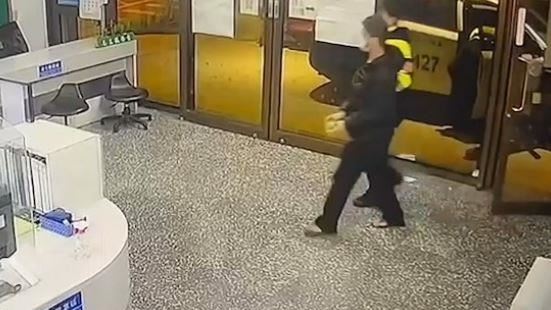 「咖啡加冰糖」男神情緊張　遭警抓包持毒