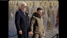 ▲推特瘋傳拜登和澤倫斯基漫步在基輔街頭「十指緊扣」照片。經查證，為變造紐約時報記者照片。（圖／翻攝自事實查核中心官網）