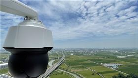 監控空污 嘉縣焚化爐煙囪裝設AI煙霧探測系統嘉義縣環保局在鹿草焚化爐120公尺高煙囪設置AI煙霧探測系統24小時360度監控並自動辨識空污，半徑7公里內都是監測範圍，20餘天已通報19件煙霧警訊，大幅提升稽查績效，對改善空氣品質有很大的幫助。（嘉義縣政府提供）中央社記者蔡智明傳真  111年5月18日
