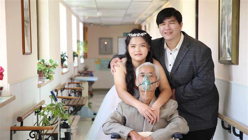 父女情深！爸爸肺癌末期　她披婚紗衝病房