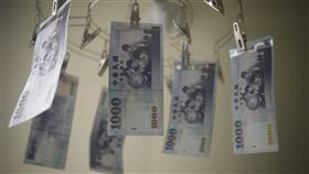 疫後特別條例三讀通過  將普發現金6000元立法院會21日三讀通過攸關全民發現金的疫後強化經濟與社會韌性及全民共享經濟成果特別條例。行政院後續會將特別預算案送請立法院審議，經立法院三讀通過後，始得動支相關預算；一旦特別預算通過，行政院即可立刻展開相關建設或施政，包括執行全民普發新台幣6000元的相關作業。中央社記者徐肇昌攝  112年2月21日