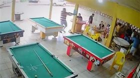 打撞球輸錢被嘲笑！2男不爽掏霰彈槍掃射　屠殺7人洩憤
翻攝自推特
https://twitter.com/Nico00503/status/1628818588885827589