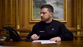 ▲俄烏戰爭滿周年，烏克蘭舉行「不屈不撓的一年」記者會，澤倫斯基接受國際媒體提問。（圖／翻攝自澤倫斯基官方IG）