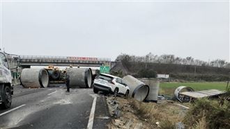 國1連假嚴重車禍！水泥管掉落、多車衝撞
