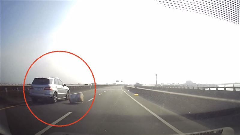 西濱無主大鐵桶亂滾　賓士慘被「逼車」