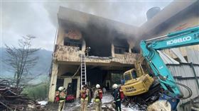 ▲基隆市信義區深澳坑路上的和泰製冰廠，於上午傳出火警，所幸消防迅速將火勢控制。（圖／翻攝畫面）