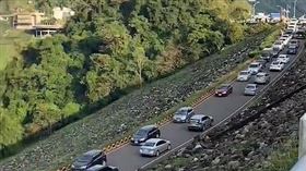 ▲石門水庫塞車嚴重！車輛一台接一台全卡在一起，車燈光點排列彷彿會發光的貪食蛇。（圖／翻攝畫面）