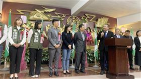 民進黨新北議會黨團幹部交接  侯友宜致詞民進黨新北市議會黨團24日上午舉辦總召集人暨幹部交接典禮，新北市長侯友宜（右4）出席致詞，並向民進黨團新任幹部致意。中央社記者高華謙攝  112年2月24日