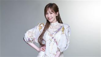 王心凌深夜無預警曝喜訊　比愛心隔空告白