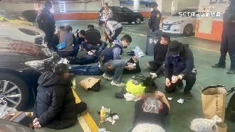 暴力集團討債詐騙！警爬梯破窗逮人