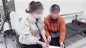越南籍女大生陪逾期居留病母到台中市專勤隊自行到案。（圖／民眾提供）