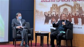 高教改革論壇登場  陳維昭、黃榮村對談台灣大學校友會文化基金會和比較教育學會25日在台北舉辦「2023高等教育改革論壇」，並由前台大校長陳維昭（右）、前教育部長黃榮村（左）展開首場對談，分享對高等教育的觀察及想法。中央社記者陳至中攝  112年2月25日