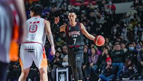 林書豪飆個人新高32分  鋼鐵人奪本季第4勝台灣職籃聯盟P. LEAGUE+ 高雄17直播鋼鐵人隊25日例行賽作客新竹，球員林書豪（中）全場攻下個人新高32分，率隊以95比82拿下本季第4勝。（P. LEAGUE+提供）中央社記者黃巧雯傳真  112年2月25日