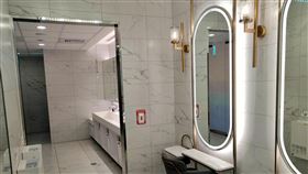 桃機網美廁所  空間氛圍舒適桃園國際機場D3登機門旁的女廁設有梳妝台及全身鏡，燈光柔和明亮，空間氛圍舒適，被民眾稱為「網美廁所」。中央社記者吳睿騏桃園機場攝  112年1月26日