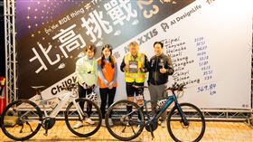 柯文哲一日北高在3：18分抵達高雄。(圖/民眾黨提供)