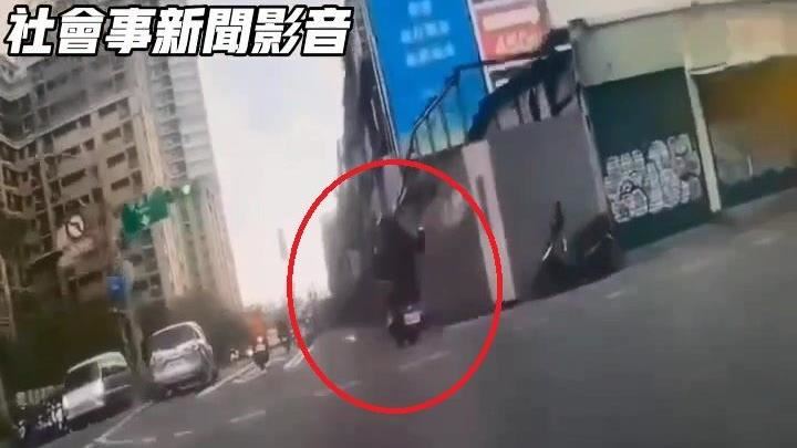 不爽騎士靠太近！　三重少年亮槍示威