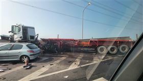 台61快速道路南下彰化170.2K拖板車自撞。（圖／彰化踢爆網提供）
