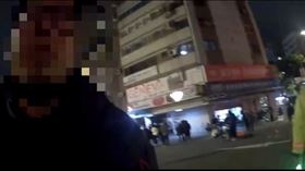 角頭劇組凌晨4點拍攝械鬥，引發附近住戶不滿。（圖／翻攝畫面）