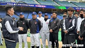 棒協會長辜仲諒在熱身賽前頒發加菜金，勉勵球員喊話要大家努力爭取最高榮譽。（圖／記者蔡厚瑄攝影）