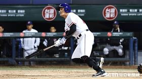 ▲世界棒球經典賽，台灣隊第2場熱身賽對戰中信兄弟，一壘手張育成打回追平分。（圖／記者劉彥池攝影）