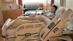 劉美君驚曝自己滑雪發生意外，剛動完手術虛弱躺床上。（圖／翻攝自劉美君臉書）
